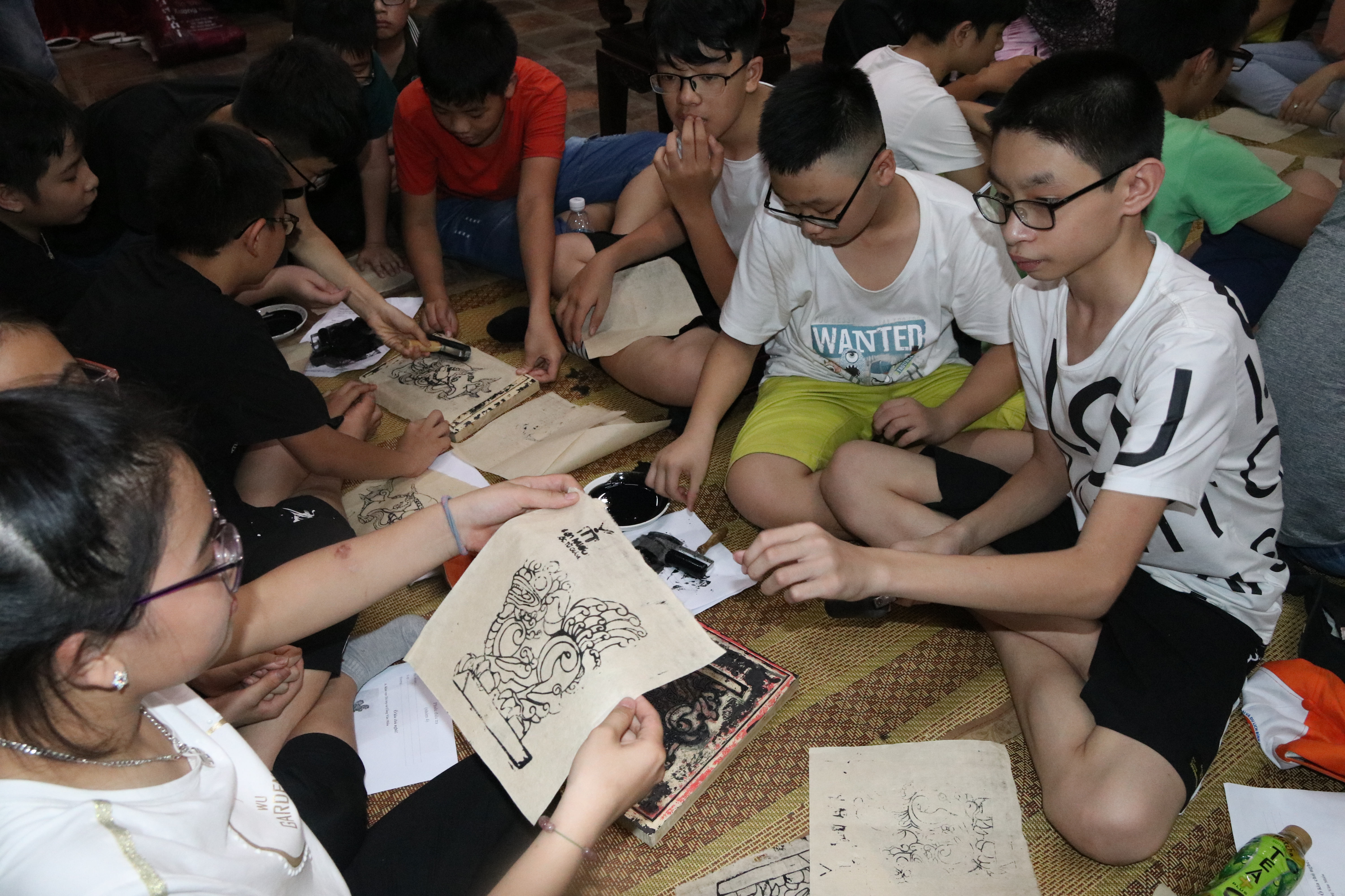 HS trải nghiệm kĩ năng in Linh vật Nghê trên giấy Dó