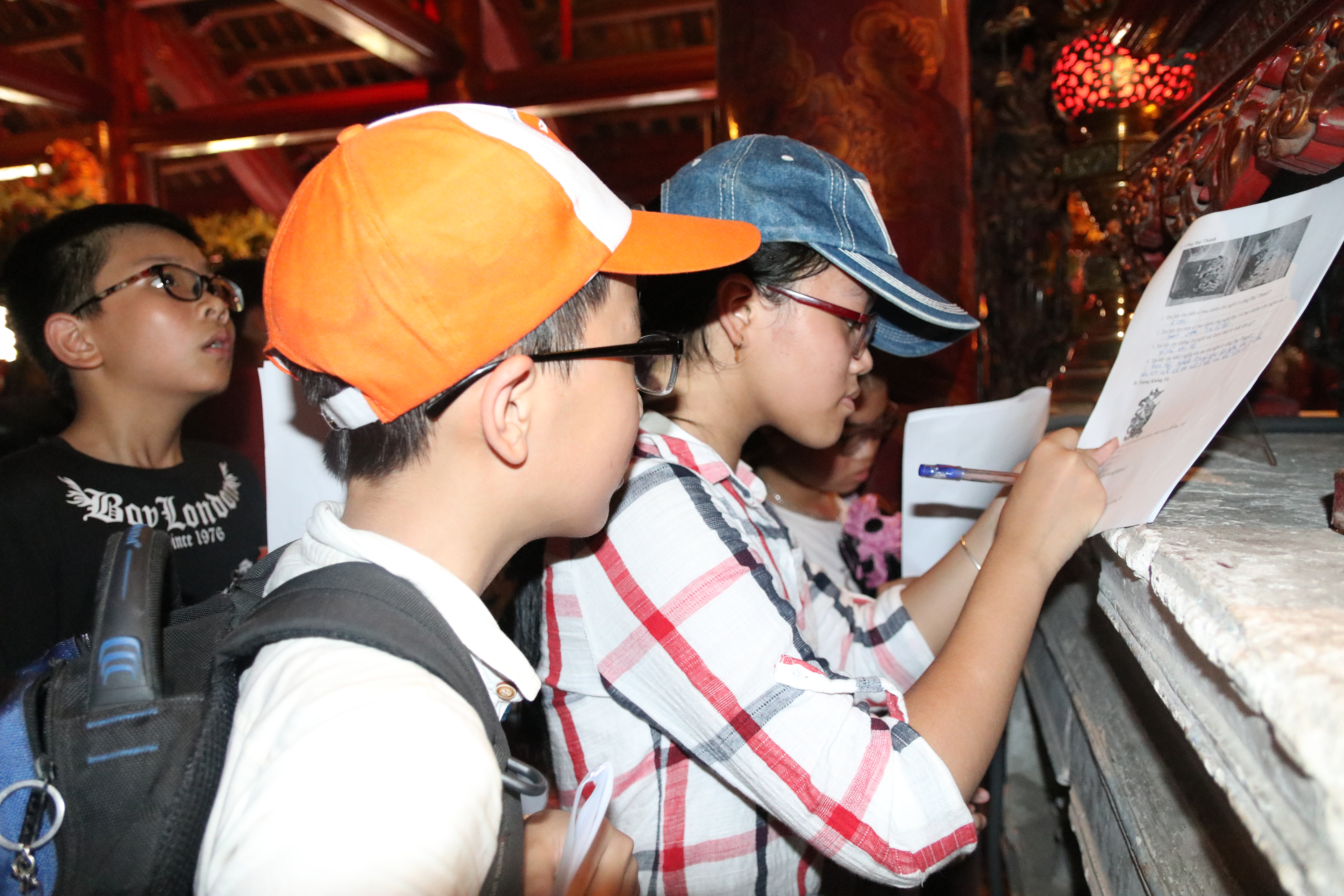 HS tìm hiểu linh vật Nghê trong Điện Đại Thành