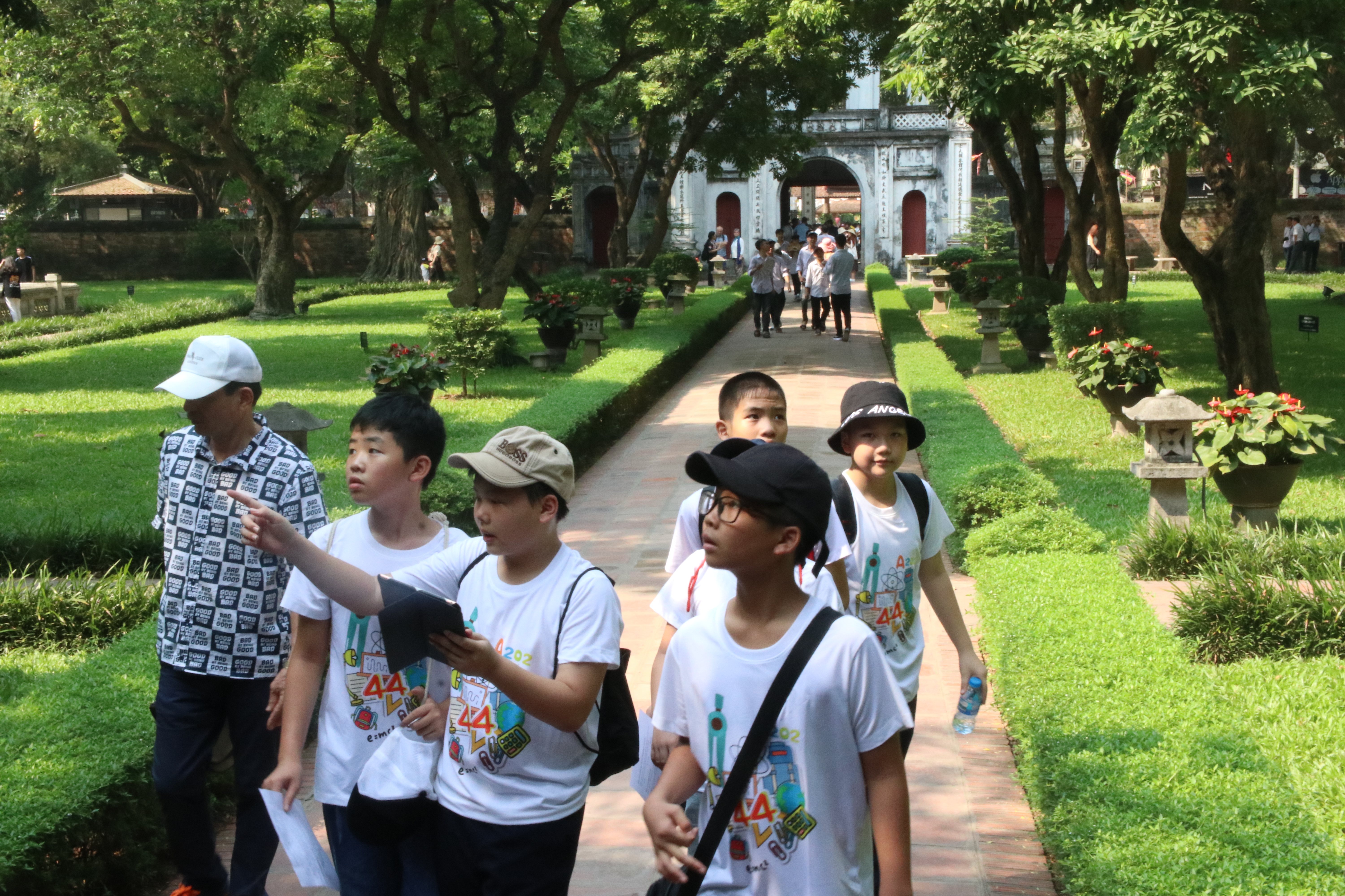 Các bạn HS đang phán đoán để tìm đúng linh vật