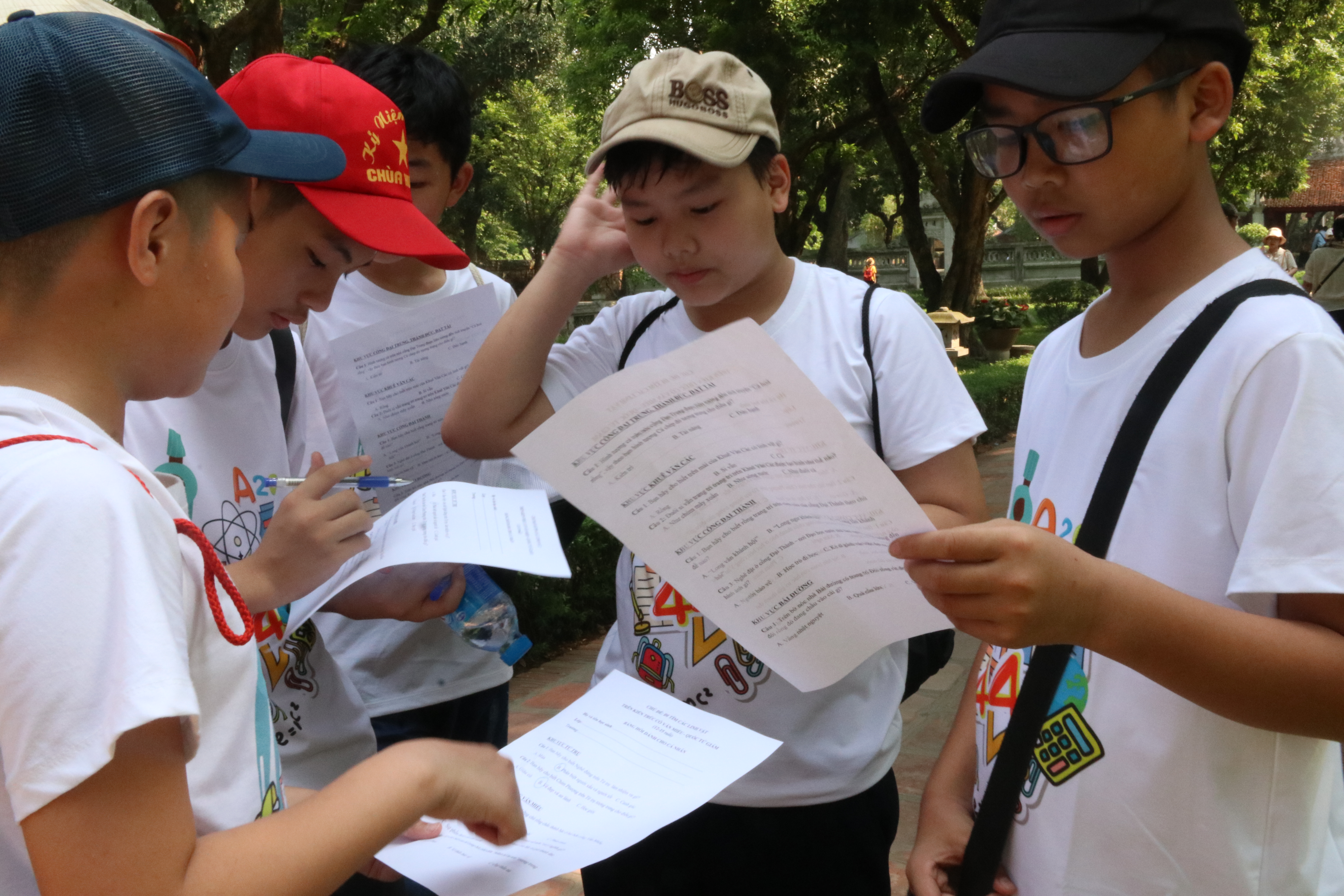 HS đang thảo luận để điền phiesu điều tra