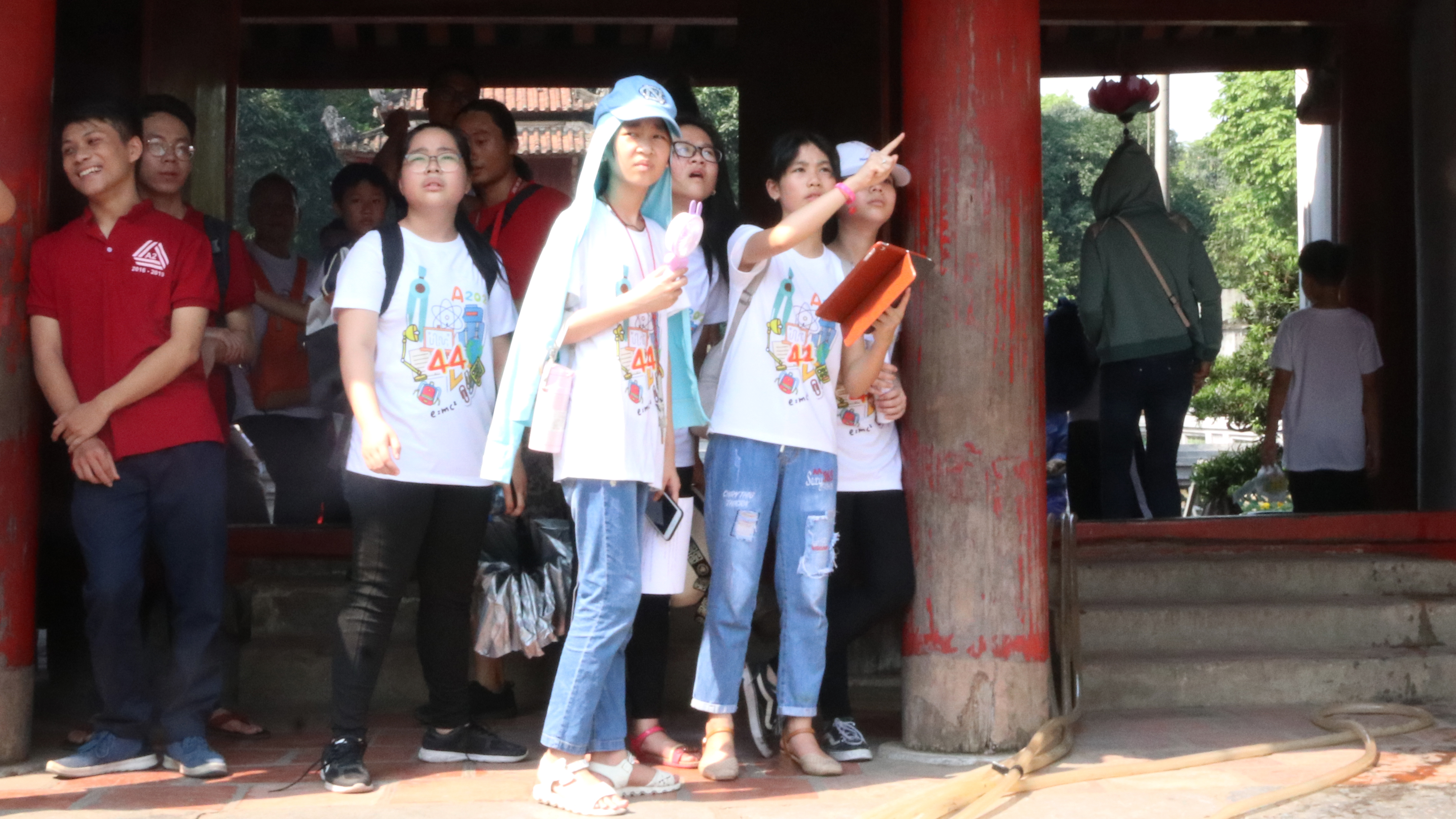 HS làm việc theo nhóm để tìm Linh vật
