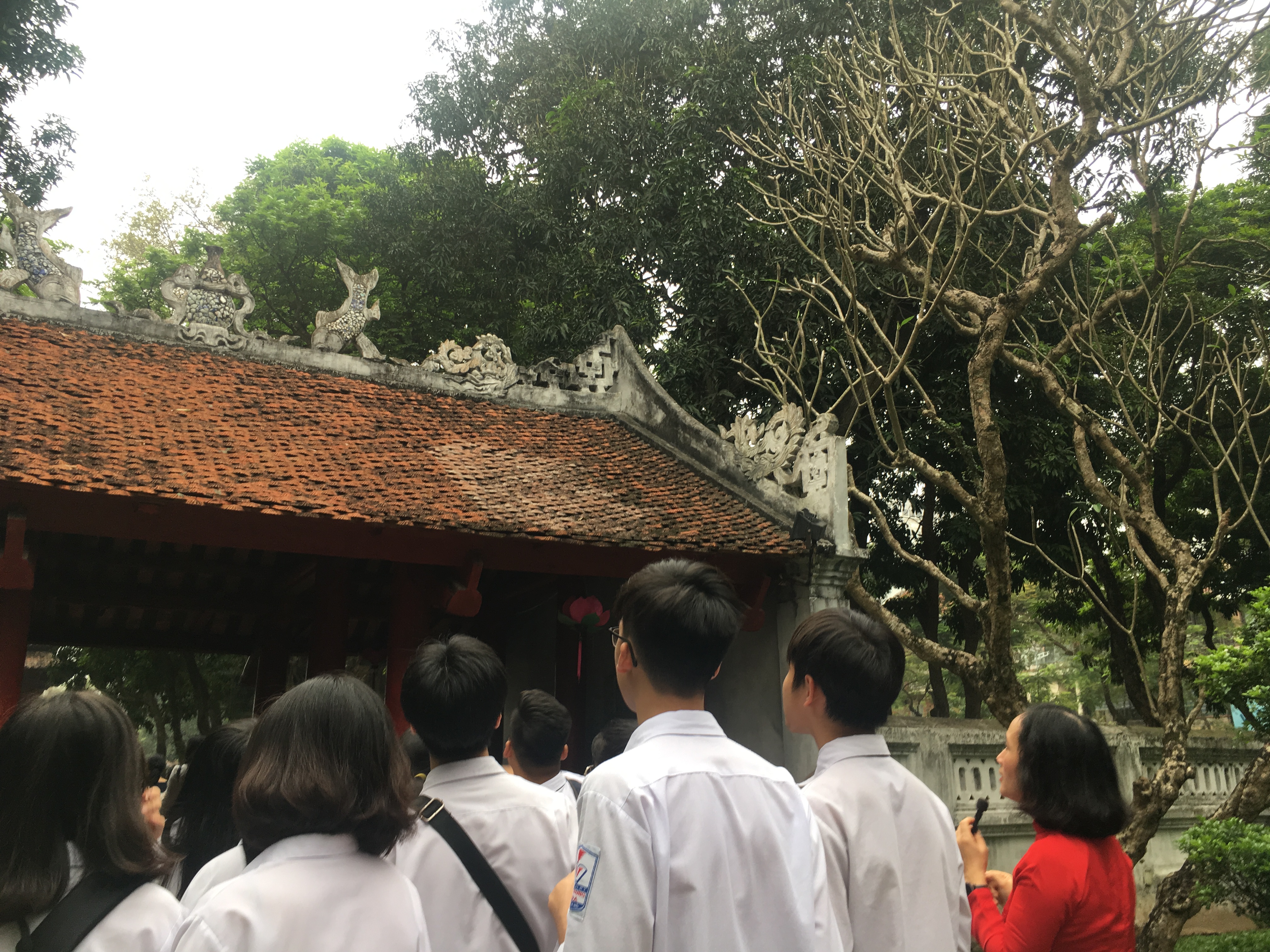 HS tìm hiểu linh vật trên cổng Địa Trung