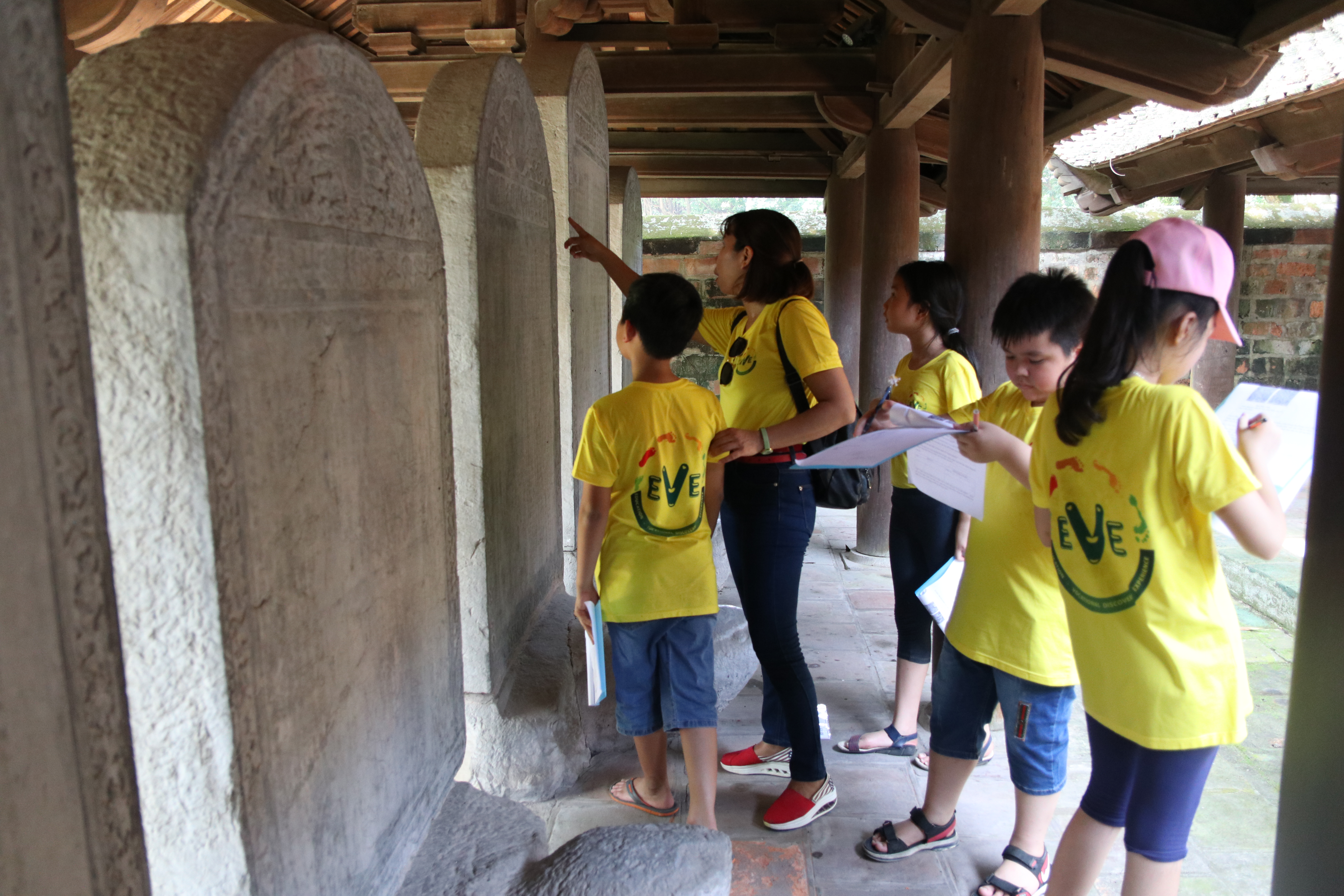 HS tìm hiểu các hoa văn trang trí trên bia TS