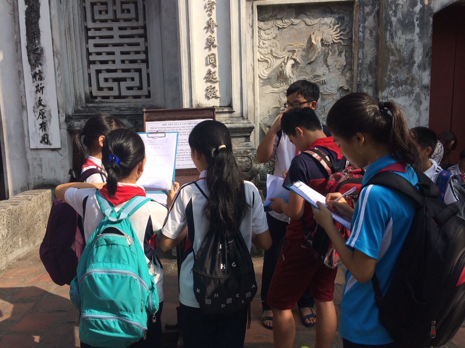 HS tìm hiểu công trình kiến trúc cổng Văn Miếu