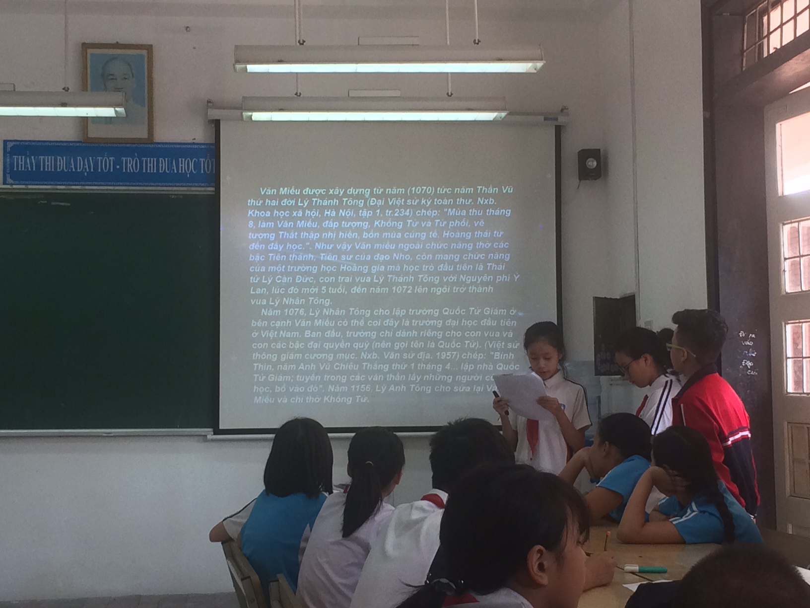 HS tìm hiểu về VM-QTG trước buổi trải nghiệm tại di tích