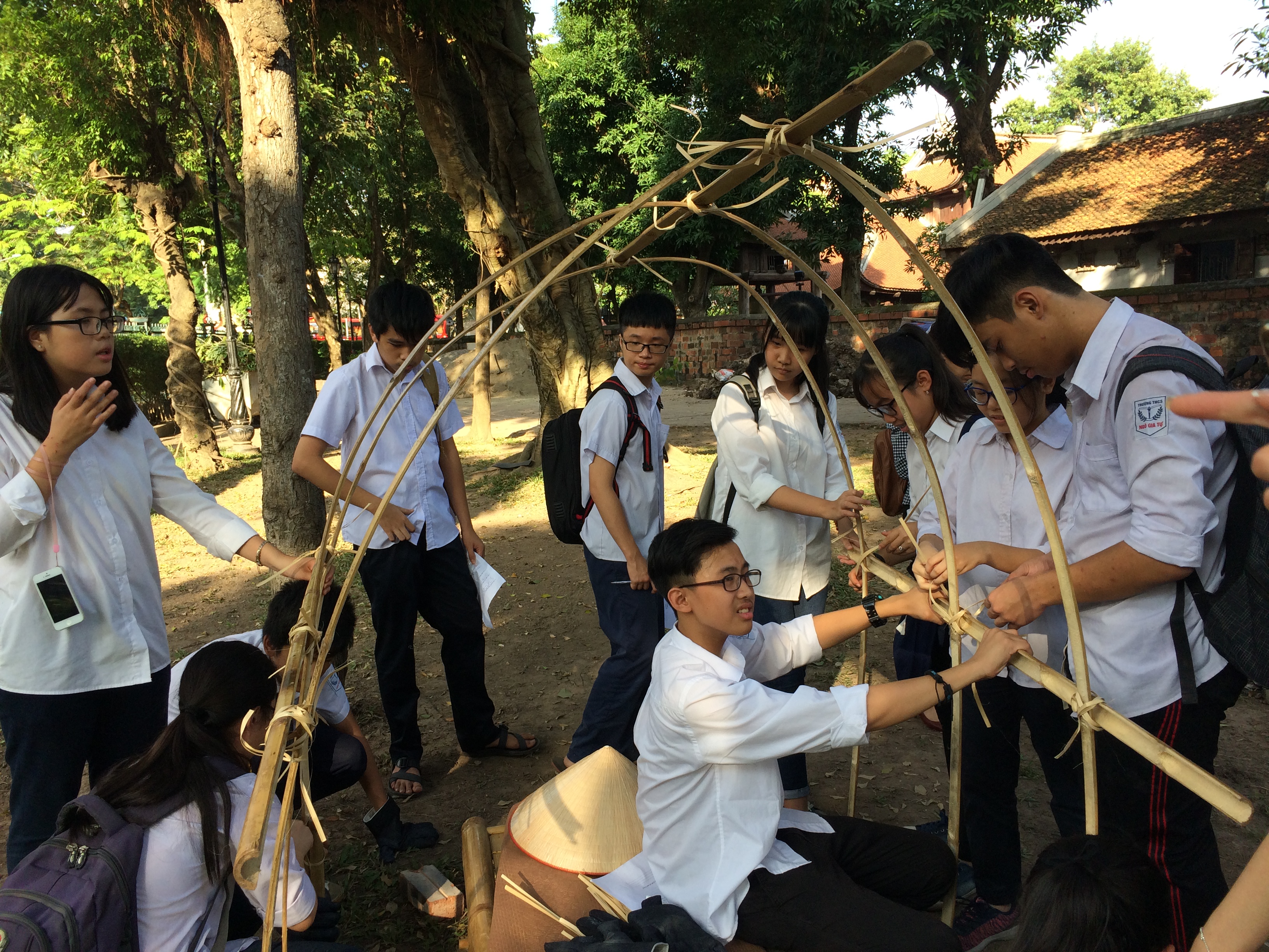 HS trải nghiệm dựng lều chõng